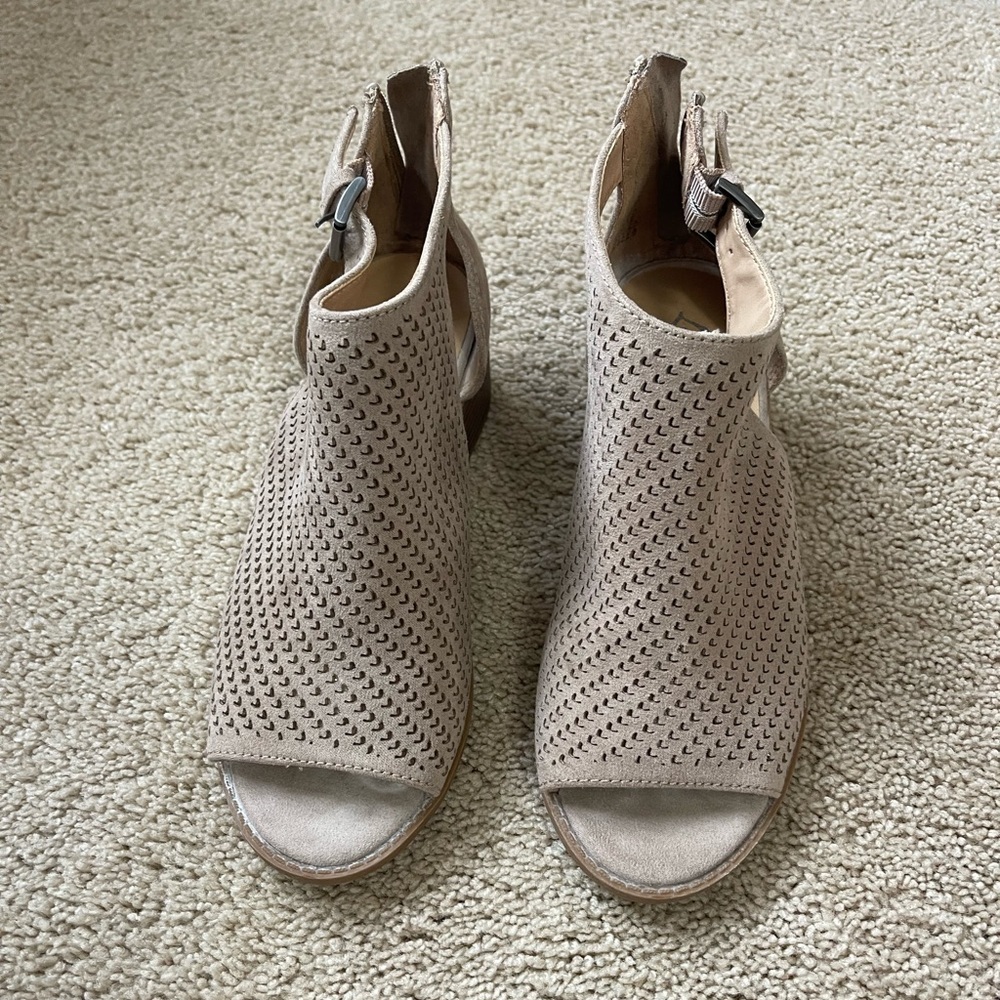 Justice Girls open toe Tan Wedge size 4